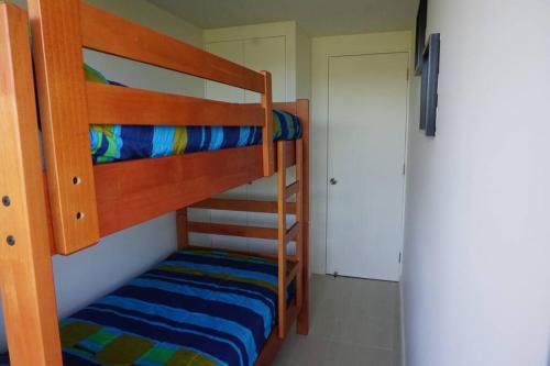 Krevet ili kreveti na sprat u jedinici u okviru objekta Hermoso y nuevo departamento en Algarrobo Norte