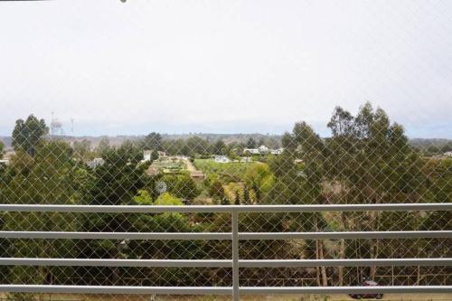 a chain link fence with a view of a city at Hermoso y nuevo departamento en Algarrobo Norte in Algarrobo