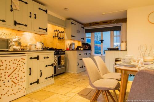 Seafront Apartment with Garden photo 13