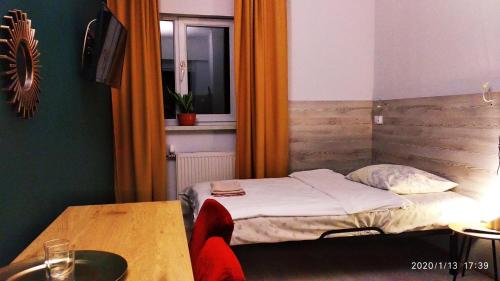Ένα ή περισσότερα κρεβάτια σε δωμάτιο στο Hotelik Krakowiak