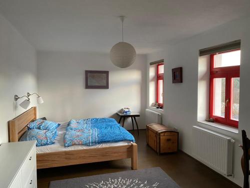 1 dormitorio con 1 cama con manta azul en chalupa Dlouhá ves, en Dlouhá Ves