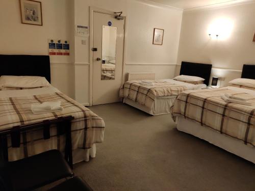 アランデルにあるArundel Park Hotelのベッド2台とバスルームが備わる客室です。