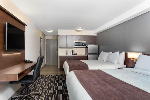 Una cama o camas en una habitación de Microtel Inn & Suites by Wyndham Mont Tremblant