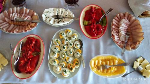 una mesa con muchos platos de comida. en Hotelik Krakowiak, en Jarosław