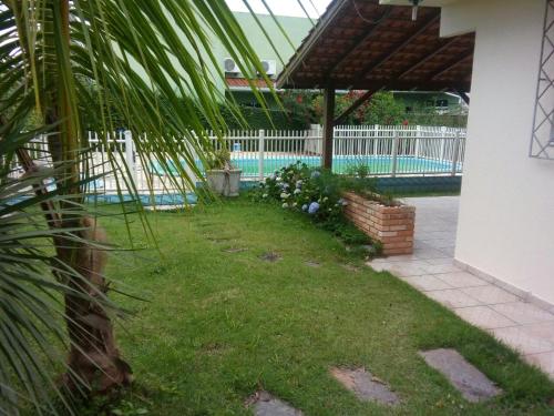 a yard with a swimming pool and a house at POUSADA LOS AMIGOS CAMPECHE in Florianópolis