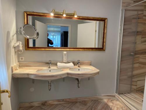 a bathroom with two sinks and a mirror at Ferienappartement Vöcklabruck in Vöcklabruck