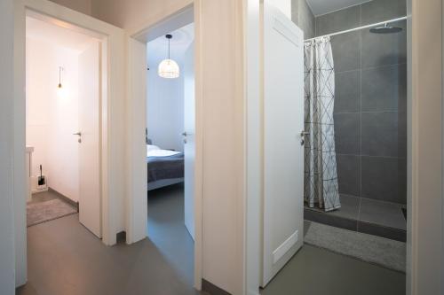 ein Bad mit ebenerdiger Dusche neben einem Schlafzimmer in der Unterkunft Gemütliches Appartment südlich vom Wöhrder See in Nürnberg