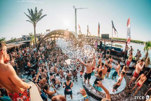 a crowd of people in the water at a swimming pool at VILLA FUX ZRCE Novalja - direkt am Strand in Časka