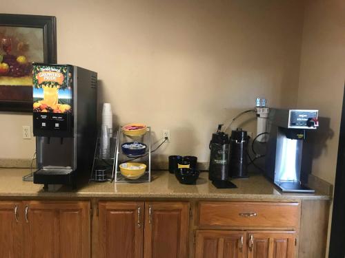 encimera de cocina con cafetera y microondas en Days Inn by Wyndham Abilene, en Abilene