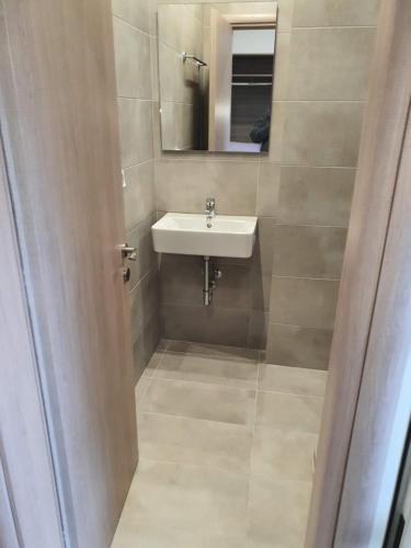 a bathroom with a sink and a mirror at HARA BEACH in Rachonio
