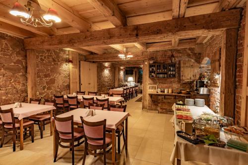 a restaurant with tables and chairs in a room at Dom pod Twierdzą Srebrna Góra in Srebrna Góra