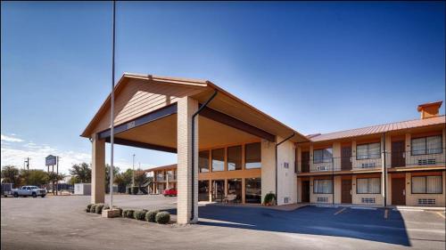 アビリーンにあるDays Inn by Wyndham Abileneの建物の前の空の駐車場