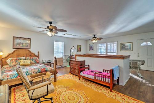 een slaapkamer met een bed, een bureau en een stoel bij Lakefront Delta Cottage with Views, Canoe and Dock! in Delta