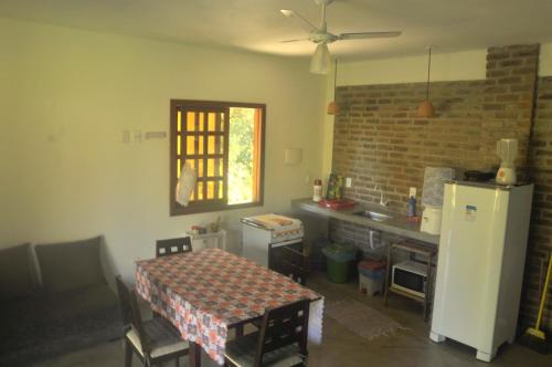 Dapur atau dapur kecil di Recanto dos Dendês Chalés