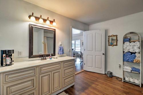 een badkamer met een wastafel en een spiegel bij Lakefront Delta Cottage with Views, Canoe and Dock! in Delta