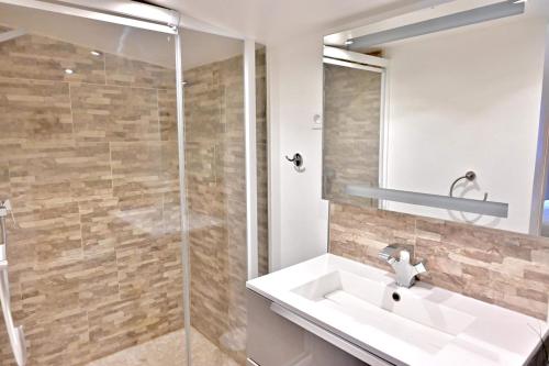 W łazience znajduje się umywalka i prysznic. w obiekcie Chalet cosy de Plage entre Biarritz et Hossegor w mieście Tarnos