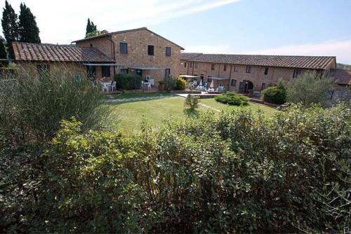 蒙塔约内2-BR 1 bath abode with 2 AC units in the Chianti hills!的大院子,有房子和灌木丛
