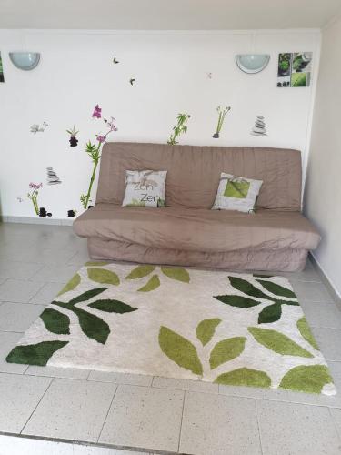 Sofá marrón en la sala de estar con alfombra verde en Villa Soleil DZ, en Baillif