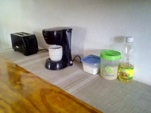 Porty Hostel في بورت أنطونيو: طاولة مطبخ مع آلة صنع القهوة ومحمصة