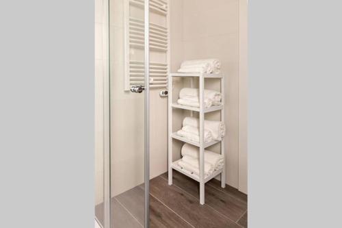 a walk in closet with white towels and a mirror at TOCANDO EL CIELO in Burgos