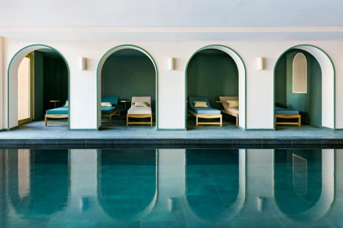 un hôtel avec une piscine en face dans l'établissement Hotel Le Coucou Méribel, à Méribel