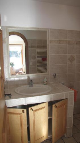 La salle de bains est pourvue d'un lavabo et d'une fenêtre. dans l'établissement Chesa Ovelin, à Pontresina