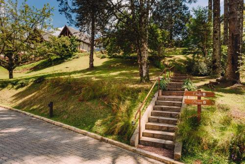 a set of stairs in a park with a sign at Hotel Jardins da Colina in Nova Petrópolis