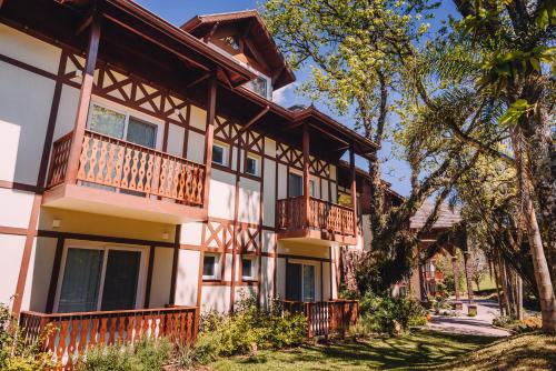 an exterior view of a house with a balcony at Hotel Jardins da Colina in Nova Petrópolis