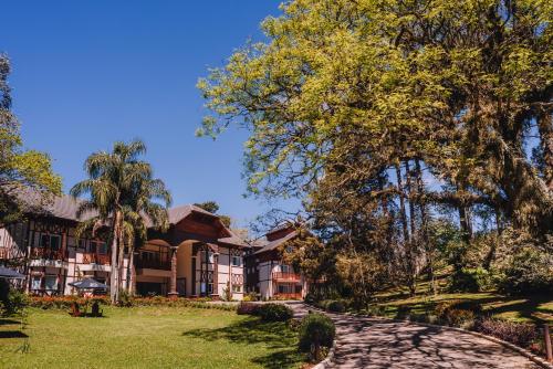 a walkway in front of a building with trees at Hotel Jardins da Colina in Nova Petrópolis