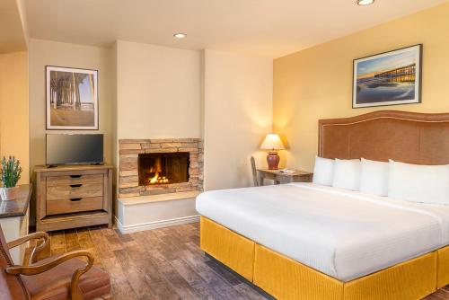 Ein Bett oder Betten in einem Zimmer der Unterkunft Clocktower Inn Ventura