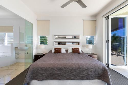 Postel nebo postele na pokoji v ubytování Relax in stylish comfort, Sunshine Beach