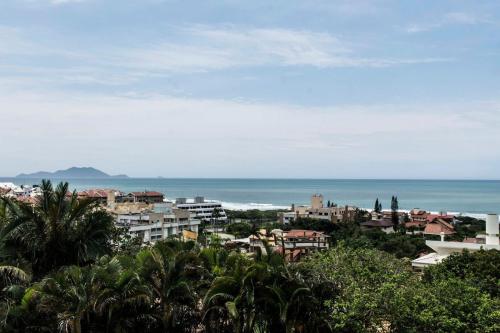 a view of the city and the ocean at Casa Vista Mar Deslumbrante com Piscina CAN5 in Florianópolis