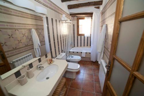y baño con lavabo y aseo. en Casas Rural Calaceite, en Calaceite
