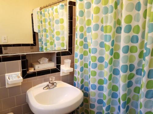 Un baño de Alexander Palms Court - No Hidden Resort Fees!