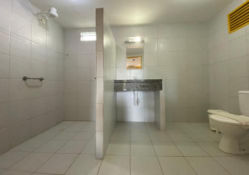 uma casa de banho com um WC e um lavatório em Pousada das Acácias em Tamandaré
