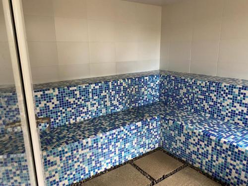 a bathroom with a blue and white tiled bench at Hotel Casas de Campo El Ciruelo in San Gil