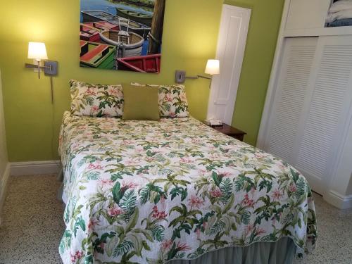 Una cama o camas en una habitación de Alexander Palms Court - No Hidden Resort Fees!