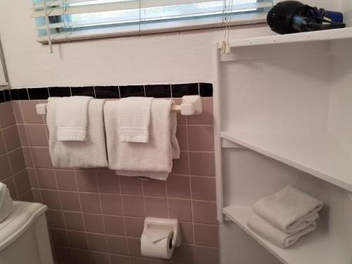 Un baño de Alexander Palms Court - No Hidden Resort Fees!