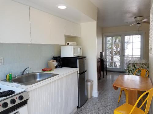 Una cocina o cocineta en Alexander Palms Court - No Hidden Resort Fees!
