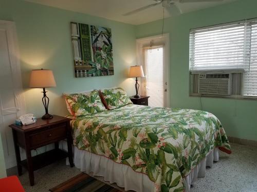 Una cama o camas en una habitación de Alexander Palms Court - No Hidden Resort Fees!
