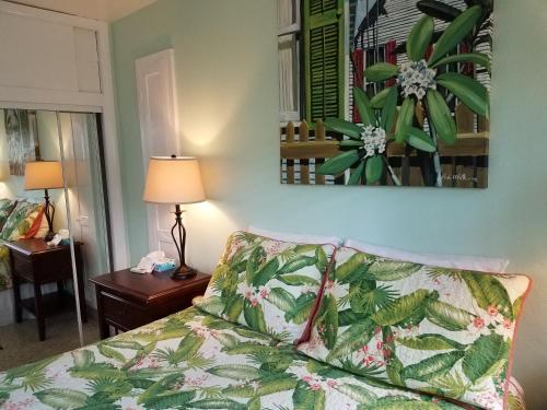 Una cama o camas en una habitación de Alexander Palms Court - No Hidden Resort Fees!