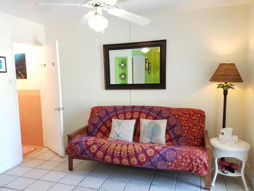 Un lugar para sentarse en Alexander Palms Court - No Hidden Resort Fees!