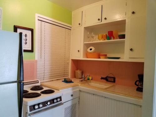 Una cocina o cocineta en Alexander Palms Court - No Hidden Resort Fees!