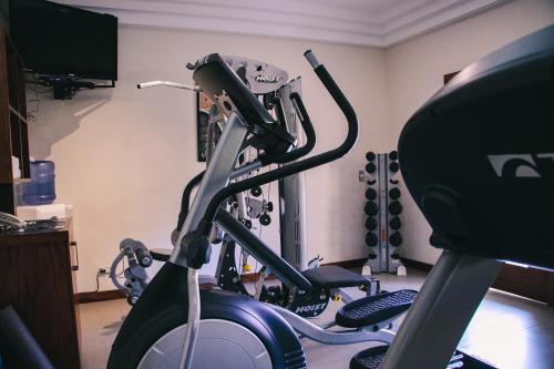 a room with a gym with a treadmill at Best Western Plus Chihuahua Aeropuerto in Chihuahua