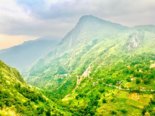 una vista de una cadena montañosa con un valle en Ella Rock Mystery Guest, en Ella