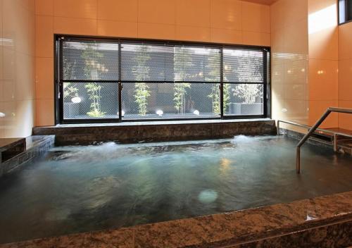 A piscina localizada em Urban Hotel Kyoto Shijo Premium ou nos arredores