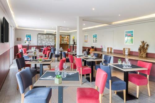 a restaurant with tables and chairs and a bar at Best Western Plus Hyères Côte D'Azur in Hyères