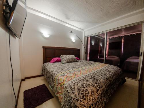 1 dormitorio con 1 cama en una habitación en Departamento Borgoño, en Viña del Mar