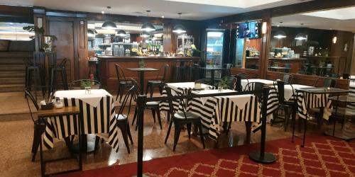 een restaurant met zebrastoelen en een bar bij Departamento en Apart hotel, Excelente ubicación en Microcentro in Buenos Aires
