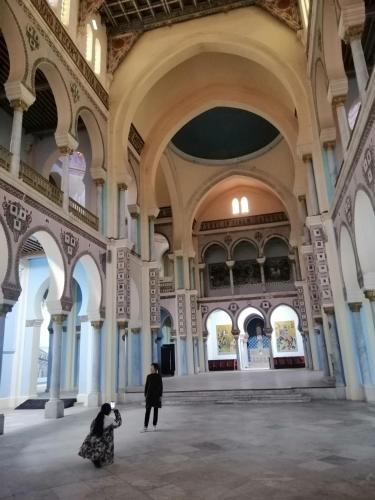 two people walking in a large room with ceilings at La perle bleue in La Goulette